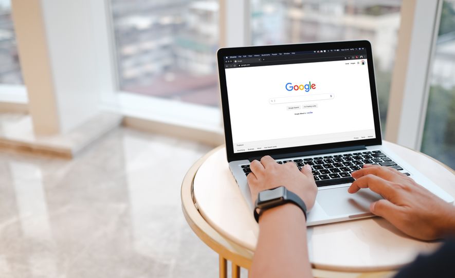 Die Google-Mutter Alphabet könnte ein Gewinner des KI-Booms sein. Andererseits ist es auch denkbar, dass Chatbots den Suchmaschinenmarkt verändern und Google seine Vormachtstellung einbüßt.